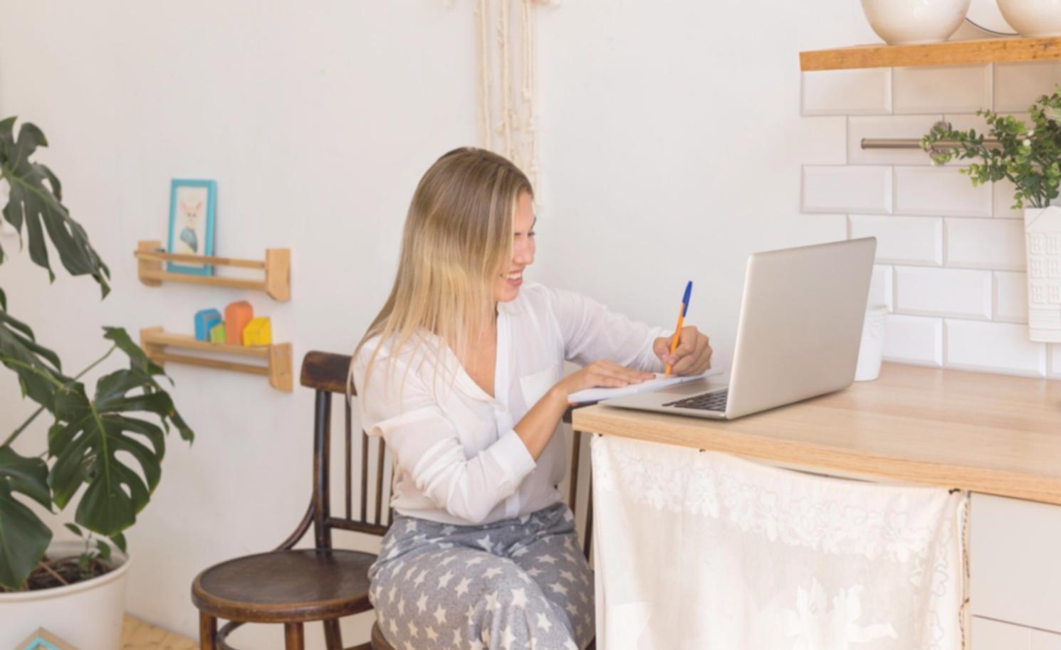 Profesional analizando datos financieros